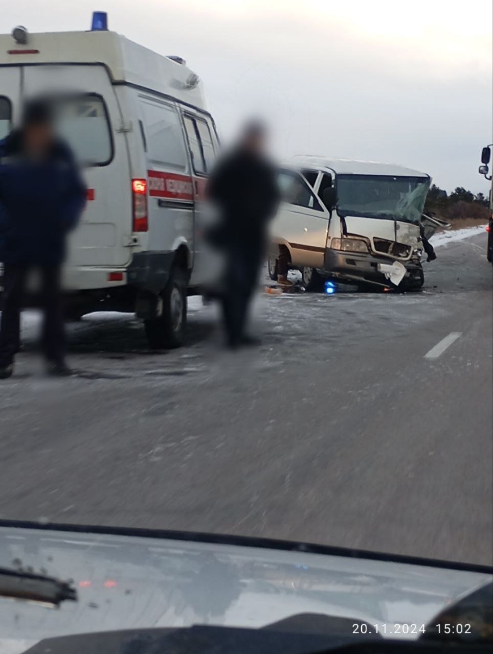 В Бурятии четыре человека пострадали в ужасном ДТП    Как сообщает газета "Вперёд", в районе ж/д переезда произошло ДТП с участием микроавтобуса и автомобиля Тойота-Хариер.   По предварительным данным, пострадали 4 человека. Всех их госпитализируют в РКБ имени Н.А. Семашко.   Обстоятельства произошедшего устанавливаются.