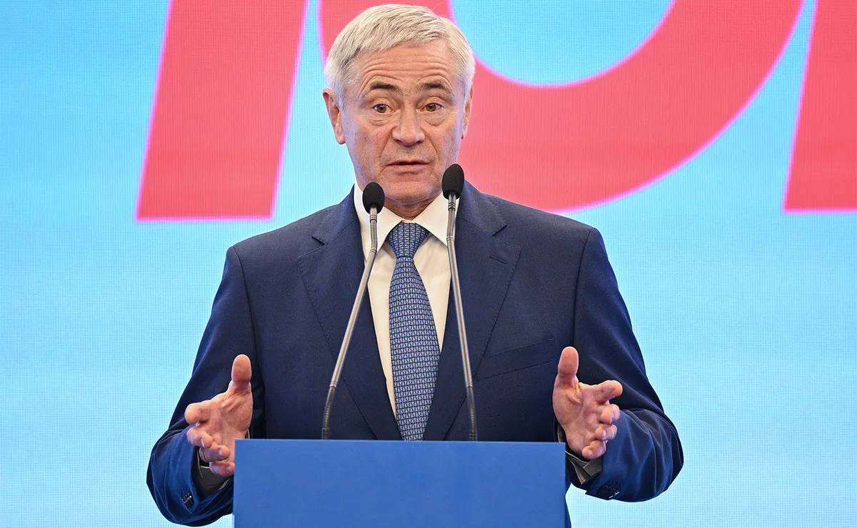 Sport 24 Президент ПКР Павел Рожков о поддержке ветеранов СВО ДоброFON взял на себя отдельную нишу Президент Паралимпийского комитета России Павел Рожков отметил что средства от букмекеров идут и на поддержку ветеранов СВО Соответствующее соглашение было подписано с букмекерской компанией FONBET В частности возводятся спортивные объекты для реабилитации при спортивных учреждения Также с 16 по 17 июля этого года в Улан Удэ Паралимпийский комитет России при поддержке благотворительной программы ДоброFON Министерства спорта России и Правительства Республики Бурятия провел Всероссийские соревнования среди ветеранов СВО Кубок ФОНБЕТ по волейболу сидя По словам Рожкова благотворительная программа ДоброFON компании FONBET первой поддержала спортсменов паралимпийцев отстраненных от международных соревнований Все вы помните беспрецедентный случай когда наши ребята на Паралимпийских играх в Пекине за два дня до соревнований были отстранены ДоброFON самым первым тогда нас поддержал выделил 54 миллиона рублей Благодаря этой поддержке мы провели с Овечкиным и другими звездами топовый хоккейный турнир Также ДоброFON взял на себя отдельную нишу прежде всего футбол для ребят которые играют с поражением опорно двигательного аппарата рассказал Рожков Подписаться на ПКР Поддержать канал голосом