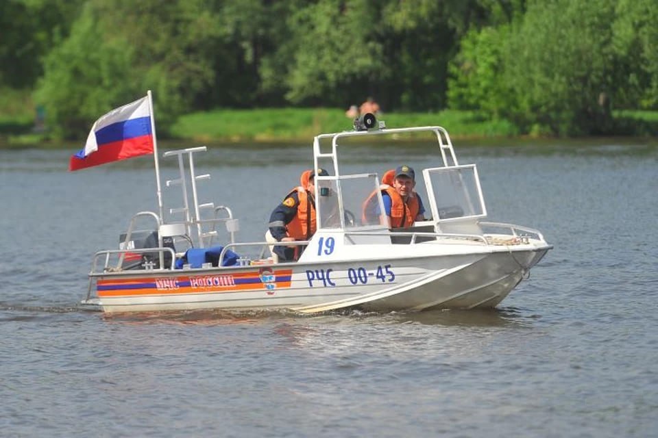 В Ростовской области спасли подростка чуть не утонувшего на глазах у матери В Неклиновском районе Ростовской области семейный отдых на берегу Таганрогского залива мог обернуться бедой Пока женщина загорала на берегу ее 15 летний сын решил поплавать В какой то момент мать поняла что подросток пропал из поля зрения Она сразу набрала номер 112 Дончанка пояснила что у сына проблемы со здоровьем В областной службе спасения пояснили что специалисты успели вовремя Они доставили юношу на берег целым и невредимым По предварительной информации юноша не рассчитал силы и начал тонуть Товарищи помогли ему выбраться на берег а сами продолжили плавание прокомментировали в региональном МЧС Подписаться на Новости Ростова Прислать новость