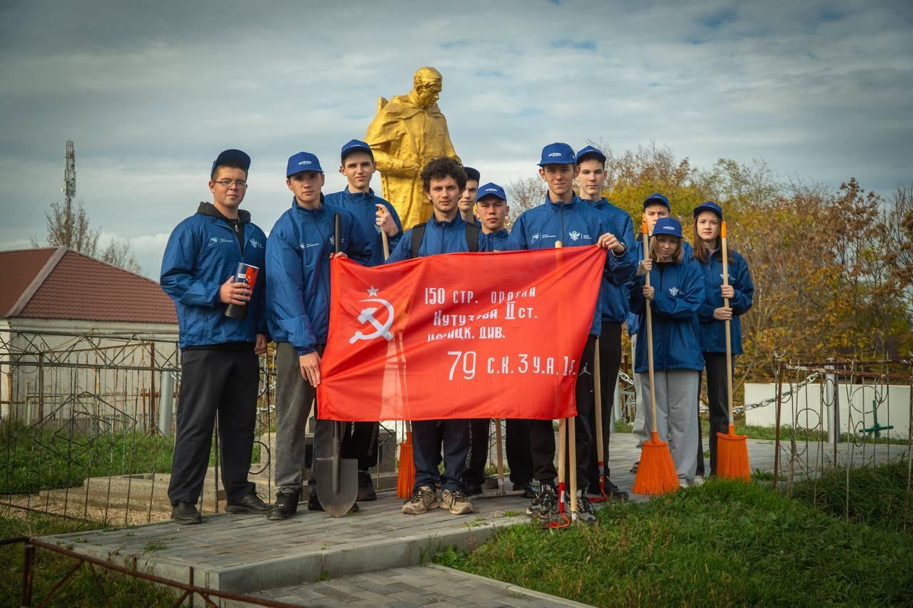 Кадеты Счастливцевской школы приняли участие в субботнике на воинском захоронении Защитникам Арабатской стрелки В рамках проекта Путь молодежи двух морей ребята провели субботник на воинском захоронении Защитникам Арабатской стрелки наведя порядок на территории и на тропе ведущей к мемориалу Кроме того в рамках акции состоялось региональное мероприятие Всероссийской акции Марш Знамени Победы Знамя Победы для молодежи стало символом героизма предков а также напоминанием о том что сила России заключается в единстве разных поколений и верности своим корням Мероприятие организовано Министерством молодежной политики Херсонской области   t me minmolXO совместно с Молодежным центром Патриот   t me m2mxo в рамках федеральной программы Регион для молодых нацпроекта Молодёжь и дети   vk com molodezhideti МолодежьДвухМорей М2М ПатриотическоеВоспитание