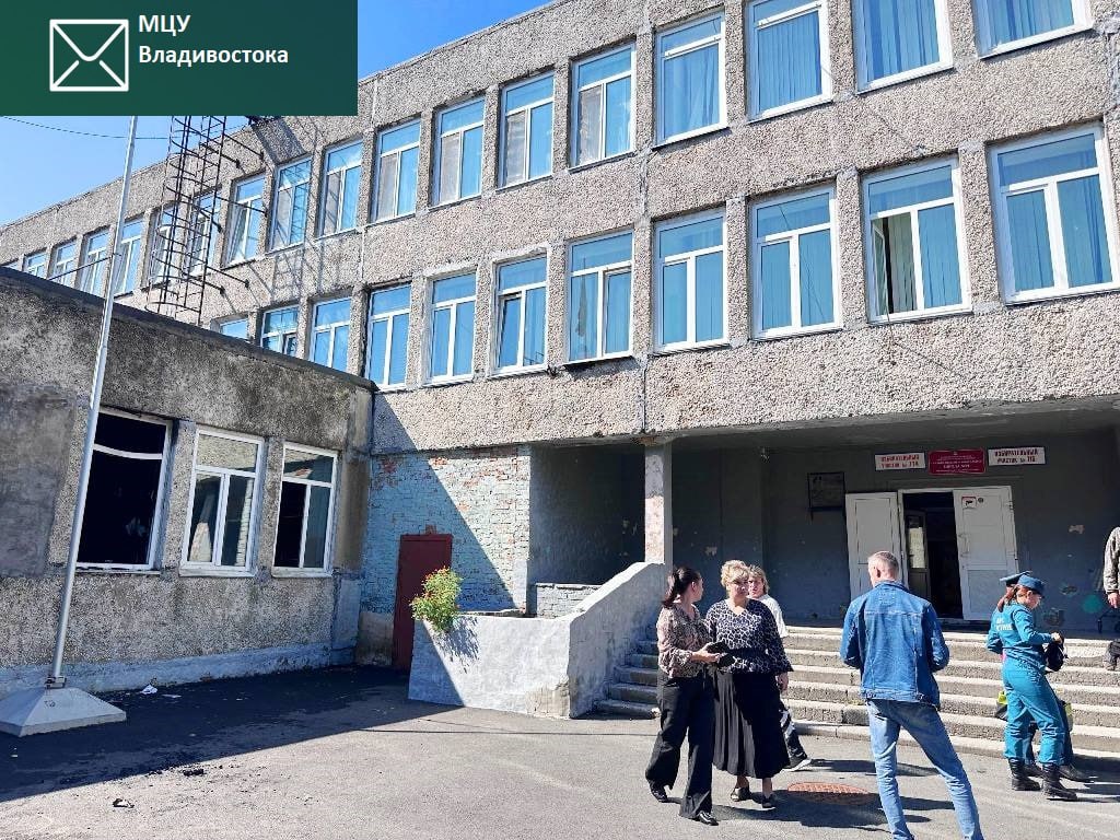 В школе 69 на Сабанеева произошло возгорание в одной из раздевалок спортивного зала На место оперативно прибыли пожарные расчеты МЧС Возгорание ликвидировали на площади около 10 квадратов Администрация школы оперативно эвакуировала всех учащихся педагогический состав и персонал школы Пострадавших нет Причину и ущерб устанавливают дознаватели МЧС России
