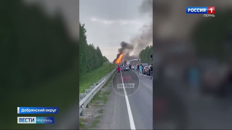 На трассе Полазна-Чусовой столкнулись большегрузы На трассе Полазна-Чусовой в районе Усть-Шалашной произошло серьезное ДТП с участием двух большегрузов. Как сообщают в ГИБДД, один из участников аварии уверяет, что впереди ехавшая легковушка неожиданно начала поворачивать, фура затормозить уже не могла, и водитель выехал на встречную полосу, где произошло столкновение. Оба грузовика перевернулись, один из них загорелся. Водителям понадобилась медицинская помощь. Предполагаемый виновник аварии скрылся.