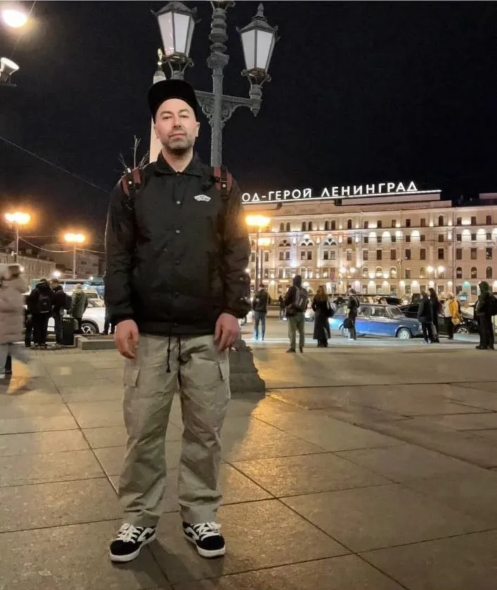В Петербурге система распознавания лиц перепутала музыканта с Дмитрием Гордоном Лидера группы остановили на Московском вокзале алгоритм узнал в нём журналиста Полицейские даже проверяли щетину чтобы убедиться что это не маскировка В итоге музыканта отпустили а сотрудники написали объяснительные Сам он пошутил что сравнивали его с кем угодно но не с террористом включён в реестр иноагентов и экстремистов
