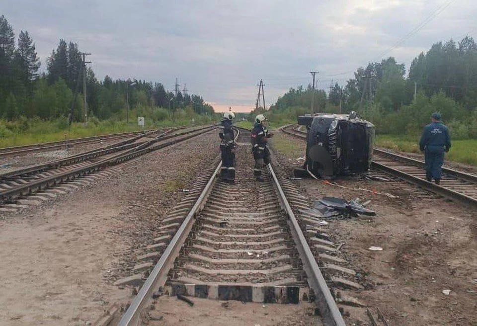 28 июня, под Печорой поезд врезался в легковой автомобиль, который выехал на пути.  Об этом сообщили в пресс-службе Северо-Западной транспортной прокуратуры.  Инцидент произошел на железнодорожном переезде 1807 км станции Кожва. Водитель легковушки выехал на пути на запрещающий сигнал. В это время туда приближался поезд. Машинист применил экстренное торможение. Однако состав все же врезался в машину.  К счастью, в результате случившегося никто не пострадал. Схода вагонов с путей не произошло.  «На движение пассажирских поездов инцидент не повлиял», – отметили в прокуратуре.  В надзорном ведомстве добавили, что по факту случившегося проводится проверка.