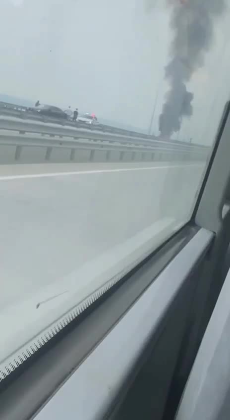 Автомобиль загорелся на трассе перед строящейся ТЭЦ