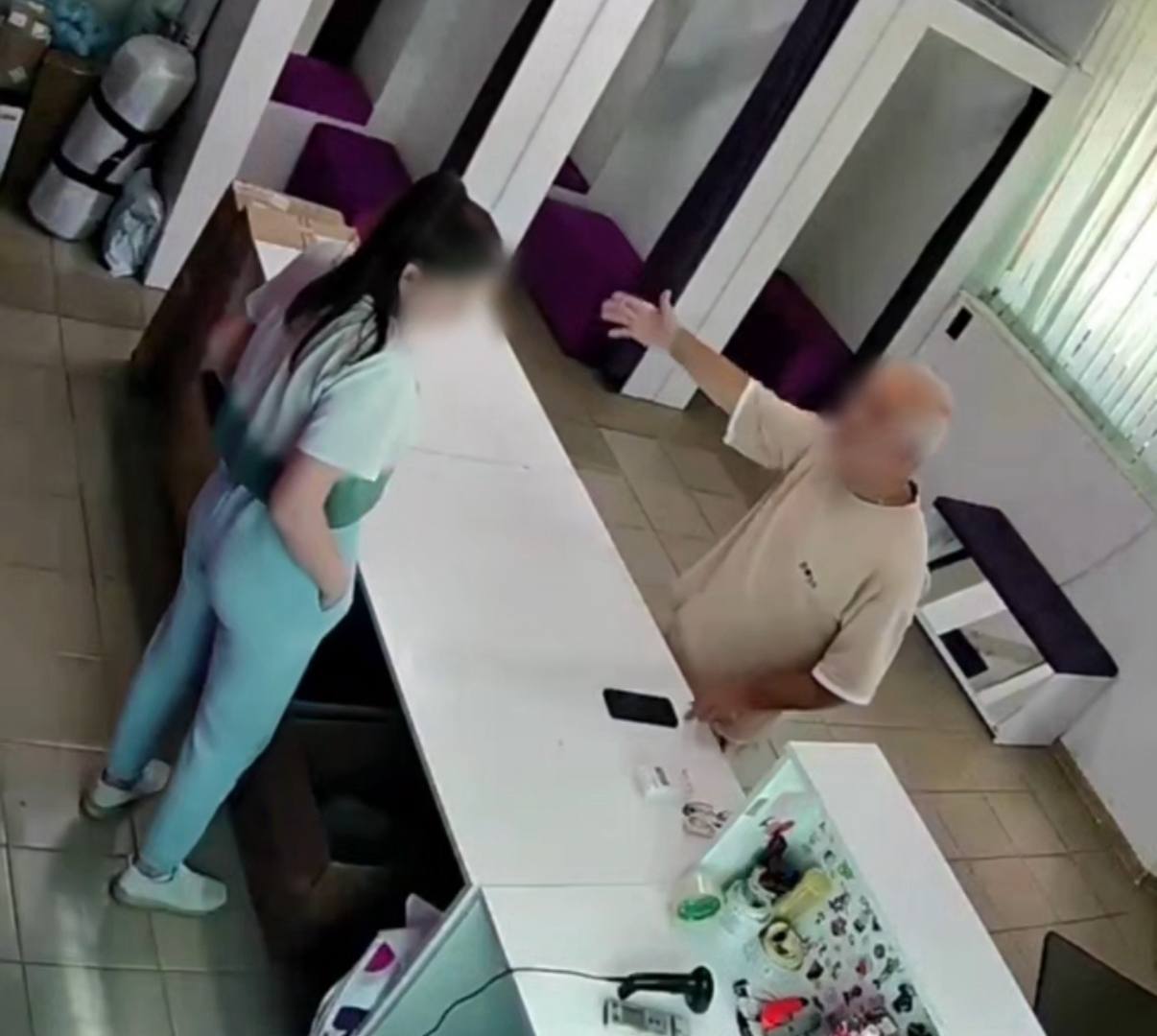 В ряде СМИ размещена информация о том что на одном из пунктов выдачи заказов интернет магазина в городе Минеральные Воды произошел конфликт между сотрудницей и посетителем в ходе которого мужчина стал оскорблять девушку и вести себя агрессивно В ОМВД России Минераловодский обратилась мать сотрудницы По факту ее обращения зарегистрирован материал проверки в ходе которой в отношении гражданина составлен административный протокол по ч 1 ст 20 1 КоАП РФ мелкое хулиганство