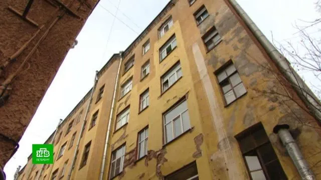Дом с огромной трещиной на улице Некрасова не признали аварийным Об этом сообщили в администрации Центрального района Ремонт отложен до 2027 года Напомним в ноябре 2025 года жителям в экстренном режиме пришлось покидать свои квартиры На одной из стен появилась огромная трещина Здание стало опасным для проживания При этом фасад дома капитально ремонтировали в 2020 году Однако как выяснилось впоследствии усиления кирпичной кладки сделано не было Пустоты заполнили ветошью и оштукатурили Подписаться на НТВ Петербург MAX