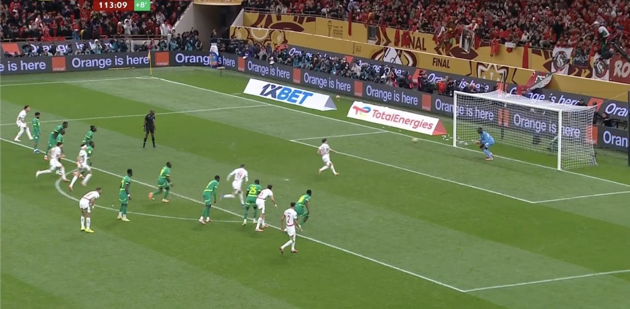 Безумие в финале Кубка Африки Мане таки уговорил команду вернуться на поле но Браим Диас не сумел реализовать пенальти игра перешла в овертаймы В итоге Сенегал уже на 94 й минуте в первом экстра тайме открыл счёт