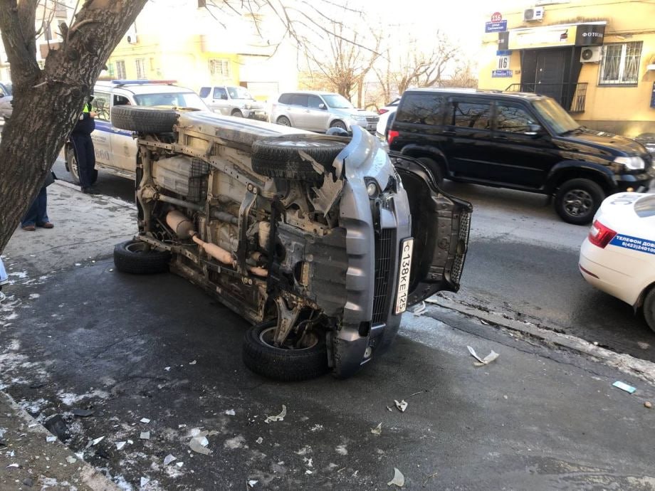 Автомобиль с леди перевернулся из за заклинившей педали газа во Владивостоке Серьезное ДТП произошло сегодня во Владивостоке по адресу Светланская 116 Инцидент случился с участием автомобиля марки Toyota Rush По предварительной информации у женщины водителя заклинило педаль газа Пытаясь избежать столкновения с другими автомобилями она выехала на тротуар где машина перевернулась На место происшествия оперативно прибыли сотрудники ДПС и бригада скорой помощи Женщина водитель и её пассажирка отказались от медицинской помощи пострадавших в результате аварии нет Подписывайтесь на нас в MAX прямо сейчас Если у вас есть новость пишите нам в чат бот