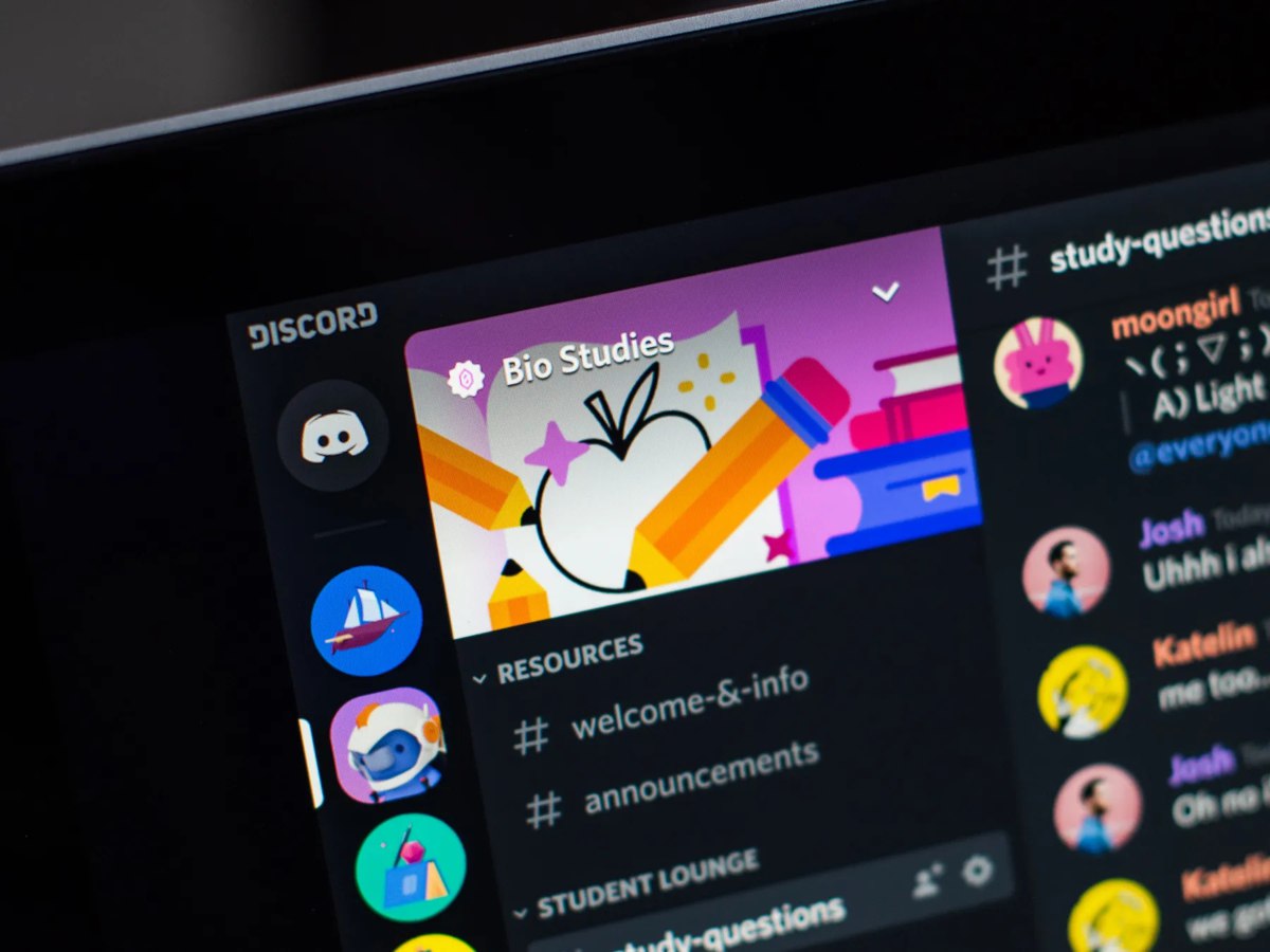 Сооснователь Discord Станислав Вишневский сообщил что компания решила отложить введение обязательной проверки возраста до второй половины 2026 года Платформа также планирует найти сразу несколько подрядчиков которые будут заниматься обработкой персональной информации чтобы предоставить пользователям больше способов верификации vc ru services 2757444