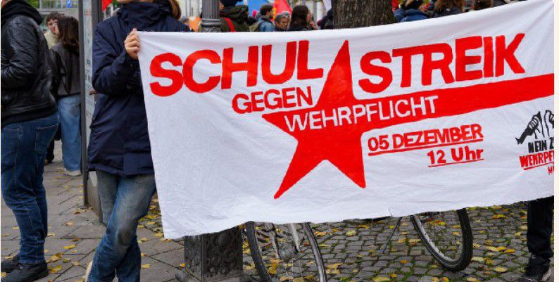 ПРОТЕСТ ШКОЛЬНИКОВ ПРОТИВ ВОЕННОЙ СЛУЖБЫ Сегодня в пятницу ученики старших классов по всей Германии выходят на улицы чтобы выразить протест против планов правительства по реформе закона о военной службе Акции проходят более чем в ста городах Хотя в законопроекте изначально предусмотрена добровольная военная служба молодёжь уже сейчас опасается что набор будет проводиться по принципу лотереи если добровольцев окажется недостаточно Организатором акций выступает объединение Schulstreik gegen Wehrpflicht союз школьников который поддерживает Социалистическая немецкая рабочая молодёжь SDAJ близкая к Коммунистической партии Германии DKP Учителя предупреждают школьников что участие в акциях в учебное время может повлечь за собой дисциплинарные меры Города и время проведения акций в БВ Backnang 12 00 Leibnitzplatz Freiburg 10 00 Platz der alten Synagoge Heidelberg 12 00 Friedrich Ebert Platz Hechingen 11 45 Karlsruhe 12 00 Landesgericht Ludwigsburg 11 30 Akademiehof Stuttgart 11 30 Kronprinzplatz Tübingen 12 00 Uhlanddenkmal   Подписаться