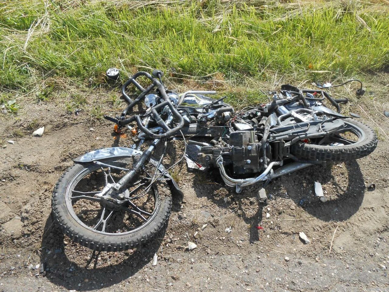 В Ребрихинском районе двое подростков разбились на мопеде. Один погиб, второй в больнице. Инцидент произошел вчера вечером. Двое 15-детрих подростка находясь без защитных шлемов, на мопеде «Рейсер» пересекали федеральную трассу, передвигаясь из поселка Молодежный в поселок Паново. Не убедились в безопасности и допустили столкновение с движущимся по трассе легковым автомобилем. В результате ДТП оба подростка были госпитализированы в медицинское учреждение. Один из них скончался. Установлено: молодой человек, который управлял мопедом, не имел права управления транспортным средством. Мама подростка будет привлечена к ответственности.