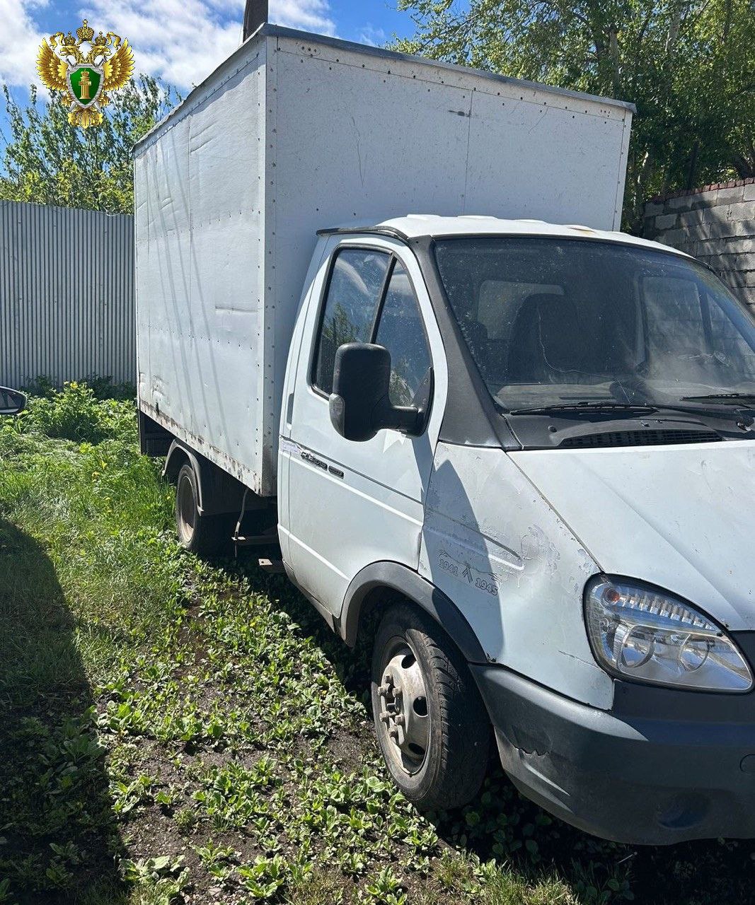 Житель Магнитогорска ответит в суде за хищение имущества из городского сквера и управление автомобилем в состоянии опьянения Прокуратура Орджоникидзевского района г. Магнитогорска утвердила обвинительный акт по уголовному делу в отношении 39-летнего местного жителя. Он обвиняется в совершении преступлений, предусмотренных ч. 1 ст. 264.1 УК РФ управление транспортным средством в состоянии опьянения лицом, подвергнутым административному наказанию , ч. 1 ст. 158 УК РФ кража . По версии следствия, в ночь на 03.05.2025 обвиняемый, распивая спиртное в сквере "им. И.П. Чайковского" по ул. Пионерская в г. Магнитогорске, решил похитить находившиеся там скамейки. С данной целью подогнал используемый для грузоперевозок служебный автомобиль, погрузил туда скамейки в количестве 5 штук и по пути следования был остановлен сотрудниками Госавтоинспекции. В связи с наличием подозрений о нахождении в состоянии опьянения, обвиняемому проведено освидетельствование, которое подтвердило факт опьянения. При досмотре автомобиля обнаружены похищенные скамейки, принадлежащие администрации города Магнитогорска, общей стоимостью свыше 30 тыс. рублей. Ранее в 2023 году обвиняемый уже привлекался к административной ответственности за управление автомобилем в состоянии опьянения. Уголовное дело направлено в Орджоникидзевский районный суд г. Магнитогорска для рассмотрения по существу.