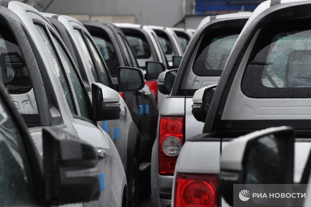 Продажи новых легковых авто в России в июне 2025-го могли снизиться примерно на 25% по сравнению с аналогичным периодом прошлого года - до порядка 94,8 тысячи машин, подсчитало РИА Новости.  По данным аналитического агентства "Автостат", со 2 по 29 июня продажи новых легковых машин в России составили 88 461 авто.  В среднем в день продавалось 3,16 тысячи машин. Таким образом, в период с 1 июня по 30 июня продажи могли составить примерно 94,8 тысячи штук.     : экономика / Все наши каналы