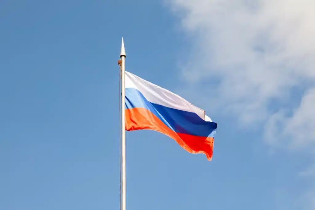 В 2025 году чаще всего в РФ приезжали узбекистанцы С января по август 2025 года граждане Узбекистана чаще других приезжали в Россию По сообщению РИА Новости российскую границу за этот период пересекли свыше 1 8 млн узбекистанцев Основная часть визитов связана с трудовой миграцией более 1 3 млн человек Почти 291 тыс оформили частные поездки а около 27 тыс выбрали Россию для учебы Таким образом трудовые визиты остаются ключевым направлением миграционного потока из Узбекистана Для сравнения на втором месте Казахстан 1 5 млн поездок где преобладали визиты к родственникам и друзьям Далее следует Таджикистан более 800 тыс граждан из которых около 600 тыс приехали на работу Telegram Facebook Instagram LinkedIn Сайт