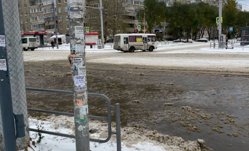 В Челябинске из-за коммунальной аварии затопило улицу на Северо-Западе  На Северо-Западе Челябинска произошла коммунальная авария, из-за которой водой затопило перекресток улиц Чичерина и 250 лет Челябинску. Жители района сообщают, что в прилегающих домах резко ослаб напор горячей и холодной воды.   – Авария в районе Чичерина и 250 лет Челябинску, в прилегающих микрорайонах слабый  очень слабый  напор холодной и горячей воды, — сообщил читатель КП-Челябинск.  По данным пресс-службы мэрии, причина происшествия — повреждение водовода. На место уже выехала ремонтная бригада, ведутся работы по устранению неполадок.