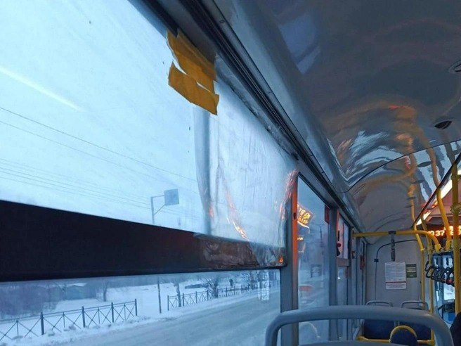 В телеграм канале Голос Омска опубликовали фото окна городского автобуса 67 посёлок Солнечный Омский нефтеперерабатывающий завод На изображении видно что вместо стекла в транспорте натянута плёнка Как только автобус набирает скорость в салоне начинает гулять ледяной ветер а во время недавнего снегопада пассажиров и вовсе присыпало снегом прямо в пути В мэрии корреспонденту ngs55news рассказали что информация о случившемся передана в предприятие для проведения проверки Источник фото Голос Омска Будьте в курсе даже офлайн NGS55 в MAX