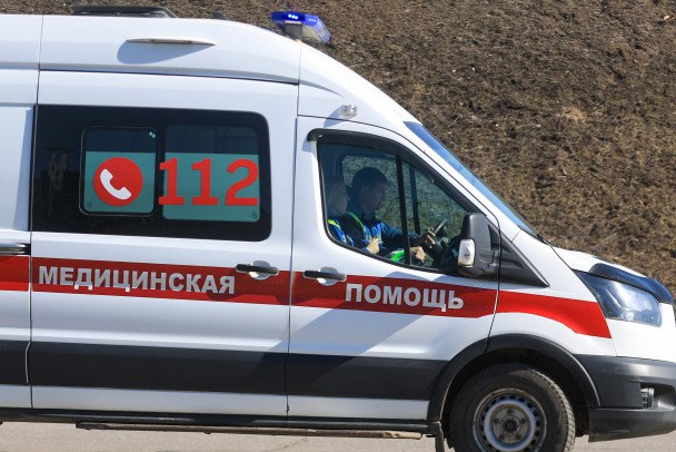 "Лада" улетела в кювет и загорелась у Вырицы, водитель в больнице с ожогами Около полуночи поступил сигнал о пожаре в районе поселка Кобринское под Гатчиной, сообщает ГКУ "Леноблпожспас". Огнем охватило автомобиль LADA Granta, все горящие элементы легковушки были уничтожены. По предварительным данным 47news, пожару предшествовало ДТП. На дороге после деревни Куровицы у "Лады" из-за технической неисправности отвалилось колесо, машина вылетела в кювет, произошло возгорание. В больницу забрали 32-летнего мужчину, медики диагностировали ожоги конечностей. Shatokhina Natalia/news.ru/Global Look Press