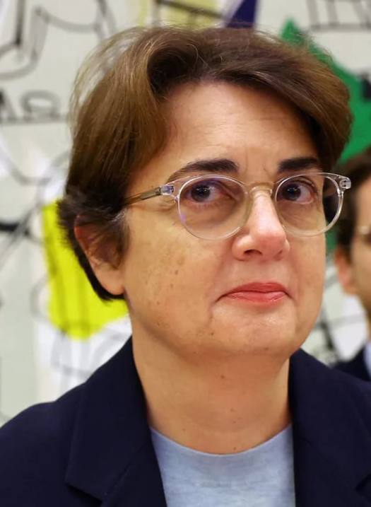 Директор Лувра ушла в отставку Макрон назвал это ответственным шагом Госпожа Лоранс де Кар направила президенту Республики заявление об отставке с поста президента Лувра Глава государства принял это приветствуя акт ответственности во время когда крупнейшему в мире музею необходимы спокойствие и мощный новый импульс для реализации масштабных проектов в области безопасности и модернизации указано в заявлении Елисейского дворца После того как в октябре случилось ограбление Лувра директора музея постоянно критиковали в соцсетях Это также делали и сотрудники которые хотели чтобы им подняли зарплату и улучшили условия труда ВПШ