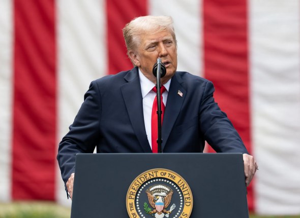 С 1 ноября Трамп перестанет платить пособие малоимущим из за шатдауна в США Миллионы американцев останутся без продовольственных талонов из за политического тупика Читать подробнее на сайте