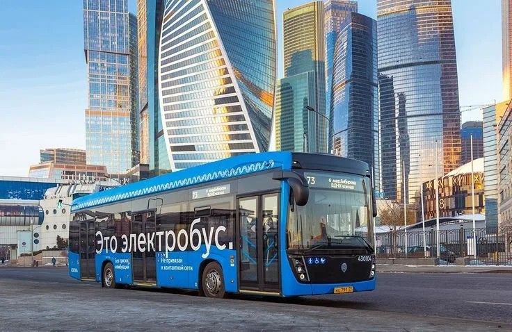 В Москве 90 городского транспорта работает на электричестве заявил Собянин Это связано с переводом частных автомобилей на электрические автомобили это тоже в значительной степени Но и все думали что искусственный интеллект нас спасет цифровая экономика нам даст еще больше эффективности меньше потребления Получилось ровно наоборот сказал столичный мэр в ходе международного форума Российская энергетическая неделя PROtransport