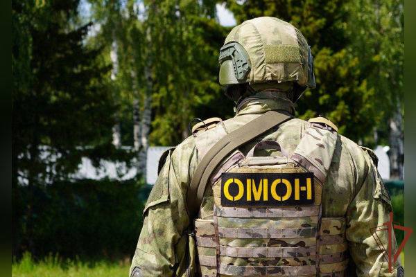При силовой поддержке Росгвардии в Подмосковье ликвидирована нарколаборатория Сотрудники ОМОН «Пересвет» Главного управления Росгвардии по Московской области оказали содействие коллегам из МВД при задержании двоих жителей Пушкинского городского округа по подозрению в незаконном обороте наркотиков. Установлено, что мужчины организовали в арендованном доме лабораторию по производству наркотических средств. При обыске обнаружены защитные комбинезоны и респираторы, специальное оборудование и пластиковые канистры, в которых находилось более 9 килограммов мефедрона. Возбуждено уголовное дело.