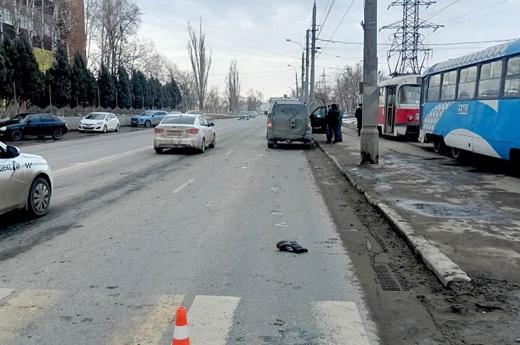 В Волгограде устанавливают обстоятельства дорожно-транспортного происшествия, в результате которого тяжелые травмы получила 50-летняя женщина.   По информации ГУ МВД России по Волгоградской области, пострадавшая переходила дорогу на ул. Электролесовской в Советском районе, когда ее сбил автомобиль «УАЗ Патриот».     ДТП произошло 3 марта около 12.00.  – 44-летний водитель, управляя автомашиной «УАЗ Патриот», напротив дома №55 по ул. Электролесовская совершил наезд на женщину 1974 г.р., которая переходила проезжую часть дороги по регулируемому пешеходному переходу на разрешающий сигнал светофора, – сообщили в пресс-службе регионального ГУ МВД России. – В результате ДТП переход с различными травмами доставлена в больницу.   В настоящее время полиция работает на месте происшествия.   Фото: ГУ МВД России по Волгоградской области