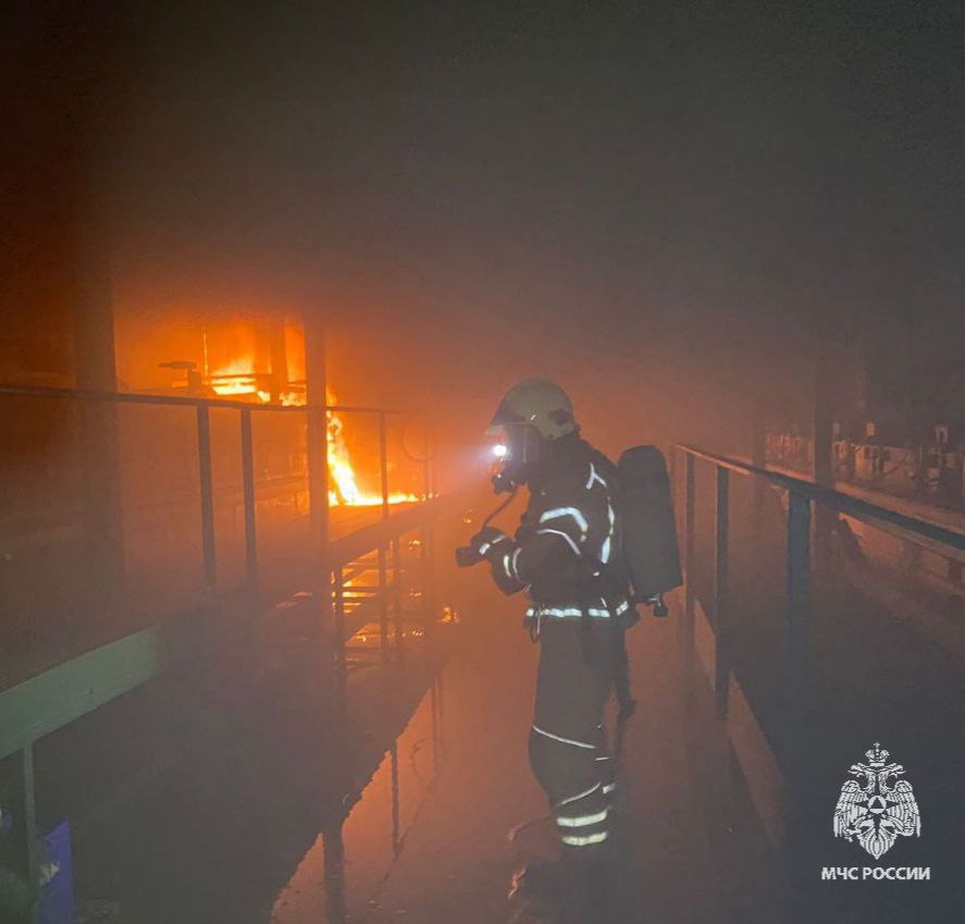 В Орловском округе пожарные ликвидировали возгорание в производственном здании   За прошедшие сутки орловские пожарно-спасательные подразделения выезжали 19 раз, из них 7 выездов на ликвидацию возгораний, 12 выездов на различные происшествия и помощь населению.  Ночью поступило сообщение о возгорании в производственном помещении на улице Раздольной в Орловском округе.   На момент прибытия пожарных подразделений происходило горение станка. Пожар был ликвидирован на 15 квадратных метрах. Сотрудники МЧС России не дали огню распространиться.   На месте пожара работало 18 сотрудников МЧС России на 5 единицах спецтехники.   Пострадавших нет. Причину пожара установят специалисты.