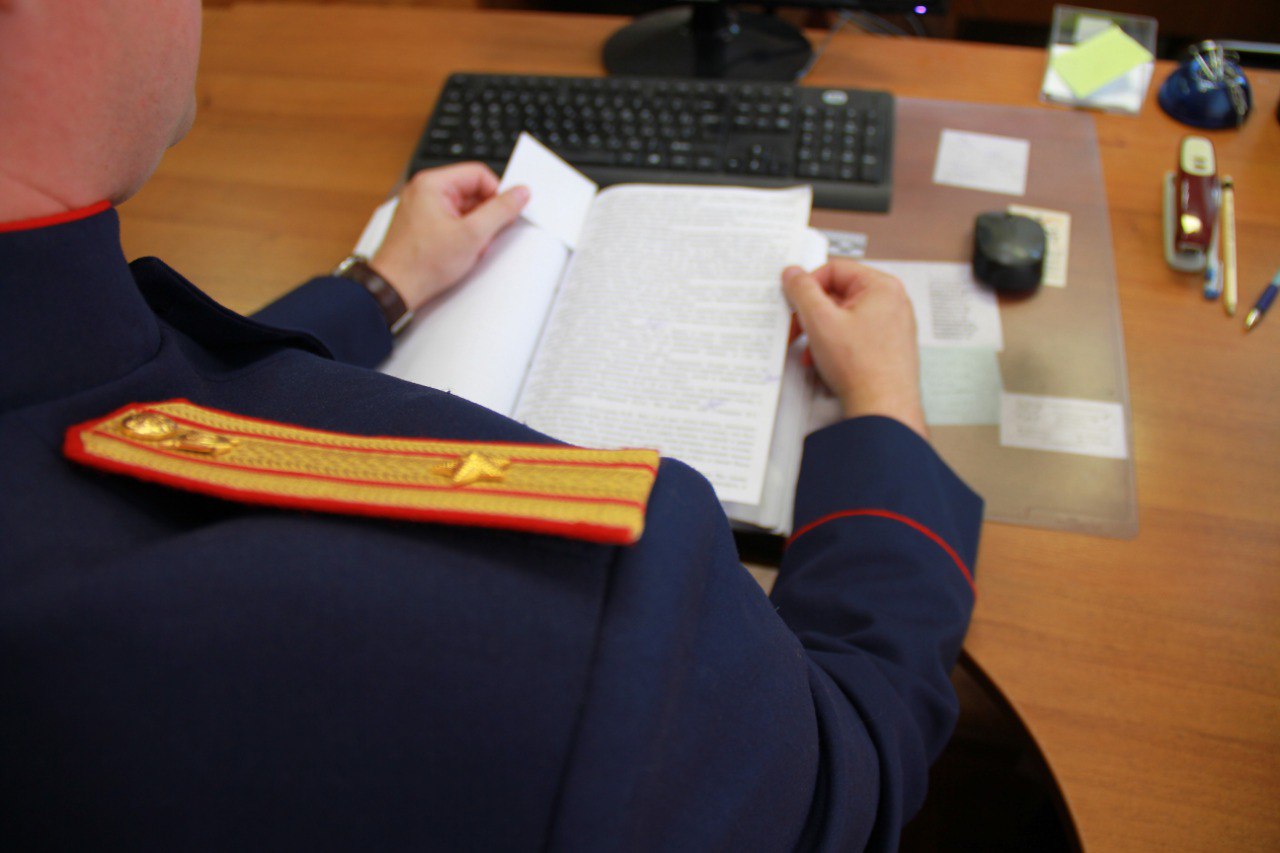Следственным управлением по Рязанской области возбуждено уголовное дело о коммерческом подкупе Московским межрайонным следственным отделом г. Рязань следственного управления СК России по Рязанской области возбуждено уголовное дело о совершении группой лиц по предварительному сговору коммерческого подкупа в особо крупном размере за заведомо незаконные действия ч. 4 ст. 204 УК РФ . Следствием установлено, что в период с января 2018 года по апрель 2025 года мужчина, занимающий на предприятии Рязани должность заместителя начальника отдела материально-технического обеспечения, неоднократно получал от представителя организации-контрагента незаконное вознаграждение на общую сумму более 1,6 миллионов рублей за способствование заключению и поддержанию долгосрочных договорных отношений. Оперативное сопровождение уголовного дела осуществляется сотрудниками УЭБиПК УМВД России по Рязанской области. По уголовному делу проводится комплекс следственных действий, направленный на закрепление доказательственной базы.