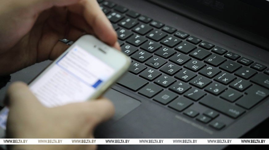 Неделя кибербезопасности стартует 24 ноября в Беларуси сообщили БЕЛТА в МВД По данным ведомства в этом году в стране наметилась положительная тенденция впервые за последние годы уровень киберпреступности пошел на спад За январь октябрь количество таких преступлений снизилось на 9 При этом правоохранители отмечают что новые цифровые угрозы продолжают эволюционировать поэтому гражданам не следует терять бдительность Несмотря на обнадеживающее снижение доля киберпреступлений составляет почти треть в общем массиве зарегистрированных злодеяний при этом злоумышленники не прекращают поиск новых уязвимостей и способов обогащения пояснили в МВД