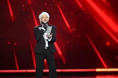 Лукойл закатил один из самых дорогих корпоративов года несмотря на падение прибыли санкции и очень дешёвую нефть На проведения праздника для топ менеджеров компания потратила минимум 60 млн рублей узнал Mash Корпоратив прошёл в особняке Modus в центре Москвы а его хэдлайнерами стали Киркоров Кадышева Буланова и Леонтьев который специально прилетел из Майами Только на гонорары артистам ушло около 55 млн В меню были премиальные блюда алкоголь и авторский новогодний торт bankrollo