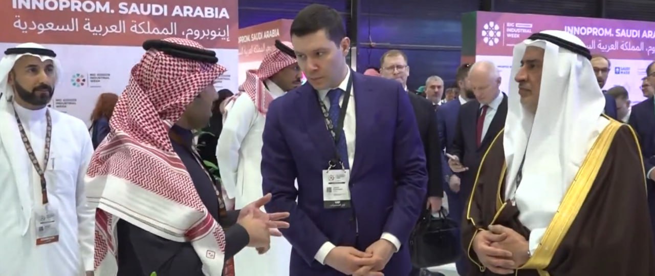 Антон Алиханов познакомился с продукцией самарских предприятий в Саудовской Аравии В Эр Рияде открылась международная промышленная выставка ИННОПРОМ Саудовская Аравия Напомним что недавно Президент России Владимир Путин провел телефонный разговор с с Наследным принцем Председателем Совета министров Саудовской Аравии Мухаммедом Бен Сальманом Аль Саудом Речь шла о совместных шагах по углублению сотрудничества в политической торгово экономической и гуманитарной областях Обсуждены также ход совместной работы в формате ОПЕК плюс по обеспечению стабильности глобального энергетического рынка актуальная международная и региональная проблематика Отметим что на выставке ИННОПРОМ Саудовская Аравия работает объединенный стенд Самарской области который 9 февраля посетил министр промышленности и торговли РФ Антон Алиханов Глава ведомства познакомился с образцами продукции и технологий компаний из различных отраслей ВЕСТИ ГТРК Самара MAX lВК lОК lСАЙТ