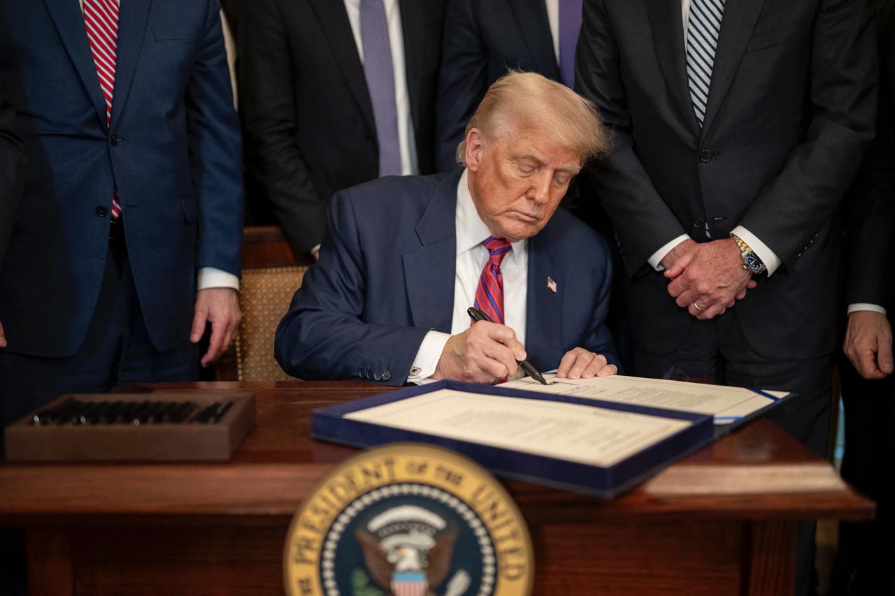 Американские и европейские политики уверены, что Дональд Трамп за время своего второго срока на посту главы Белого дома навсегда изменил мировой порядок, пишет газета Politico.  По данным издания, многие из представителей элиты нацбезопасности на ежегодном Форуме в Аспене отметили, что при Трампе Вашингтон подорвал многие аспекты порядка торговли и сотрудничества, который держался со времен окончания Второй Мировой войны.  По мнению бывшего госсекретаря США Кондолизы Райс мир больше не вернется к послевоенной системе, ее слова приводят авторы материла.   : Daniel Torok / White House / Global Look Press  #Новости