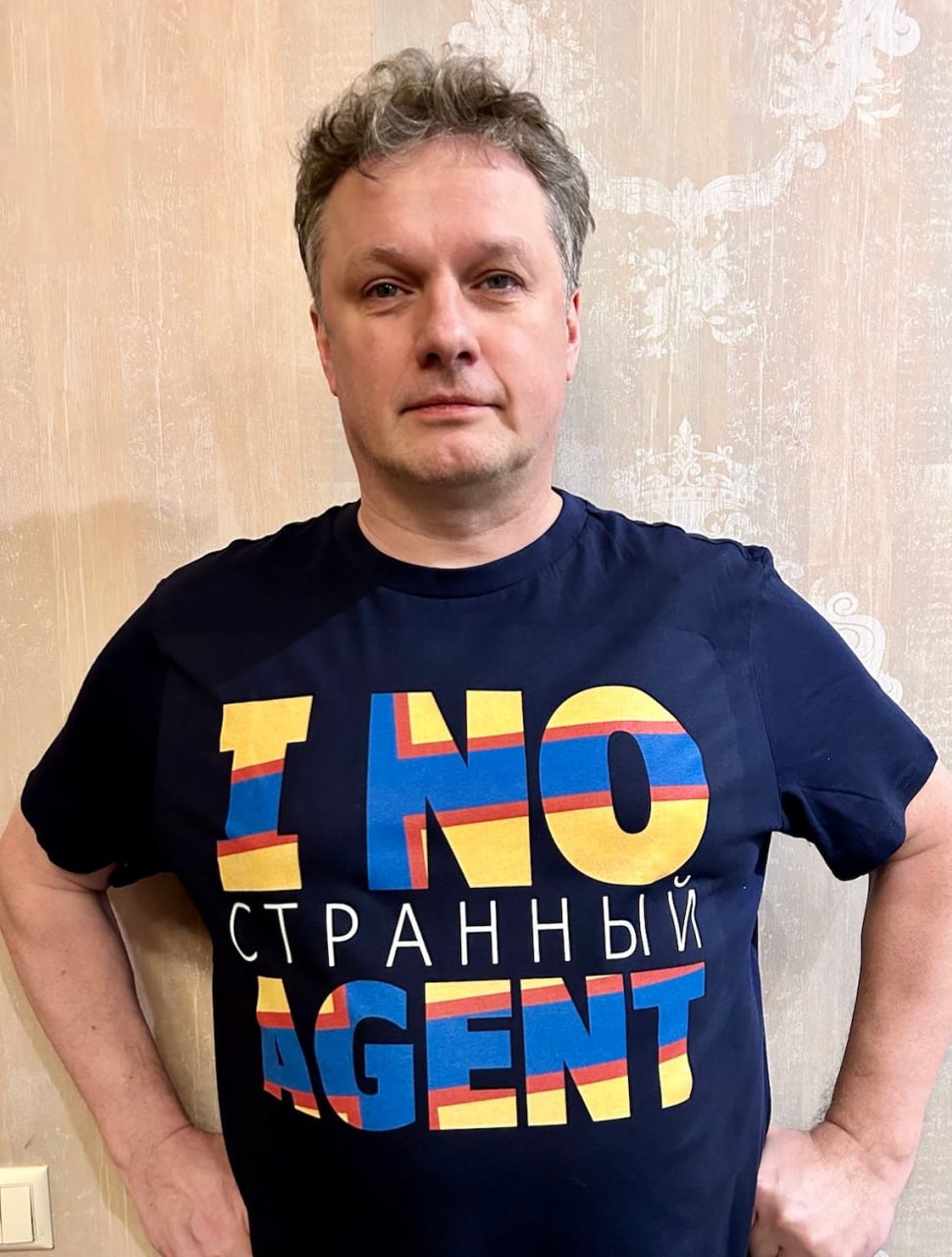 Петербургского журналиста Максима Кузахметова внесли в реестр террористов и экстремистов Его имя появилось в перечне Росфинмониторинга 26 августа Ранее об уголовном преследовании Максима Кузахметова не было ничего известно В разговоре с Бумагой он подтвердил что не слышал чтобы его объявляли в розыск или возбуждали в отношении него дело Я узнал что меня включили в реестр спросил у юриста Он сказал что с вероятностью 99 это связано с уголовным делом Но непонятно с каким рассказал Бумаге Кузахметов Контекст Кузахметов в прошлом работал главредом Московского комсомольца в Петербурге и ведущим редактором главной темы номеров журнала Дилетант В настоящее время автор исторических выпусков на канале Ищем выход Весной 2022 году Кузахметов переехал из Петербурга в Ригу В эмиграции принимал участие в деятельности движения Свободная Ингрия Летом 2023 года Минюст объявил его иноагентом Фото Максим Кузахметов Подписывайтесь на Бумагу и предлагайте новости