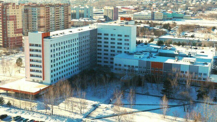 Медсестры Амурской областной больницы массово судятся из за того что им урезали зарплаты Медицинским работникам Амурской областной клинической больницы через суд удалось доказать что им незаконно уменьшили зарплаты Решения пока не вступили в законную силу Как сообщили в Благовещенском городском суде всего с аналогичными исками в суд обратились около 30 медсестер больницы и на сегодня вынесено уже несколько решений подтверждающих то что администрация больницы внесла незаконные изменения в условия оплаты труда своих сотрудников Подробнее здесь