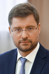 Новым премьер министром края вместо Верещагина может стать Алексей Медведев Его кандидатуру на рассмотрение в Заксобрание внесет губернатор Михаил Котюков сообщают Вести Сейчас Медведева назначили исполняющим обязанности Алексей Медведев стал вице премьером края в январе 2024 года В разные года занимал посты министра экономики Московской области замруководителя федерального агентства научных организаций заместителя министра науки и высшего образования РФ Это Борус Люди