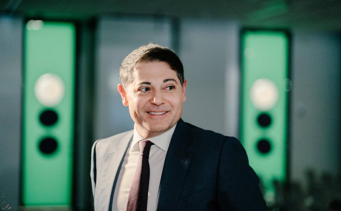 Лучшим CEO России впервые за десять лет стал руководитель мобильного оператора За гендиректора МегаФона Хачатура Помбухчана проголосовало большинство академиков авторитетного бизнес рейтинга Топ 1000 российских менеджеров В этом году за первое место конкурировали 250 управленцев из энергетики машиностроения транспорта финансового сектора IT ритейла и строительства Еще семь топ менеджеров МегаФона который последние годы показывает устойчивый рост заняли первые места в своих категориях