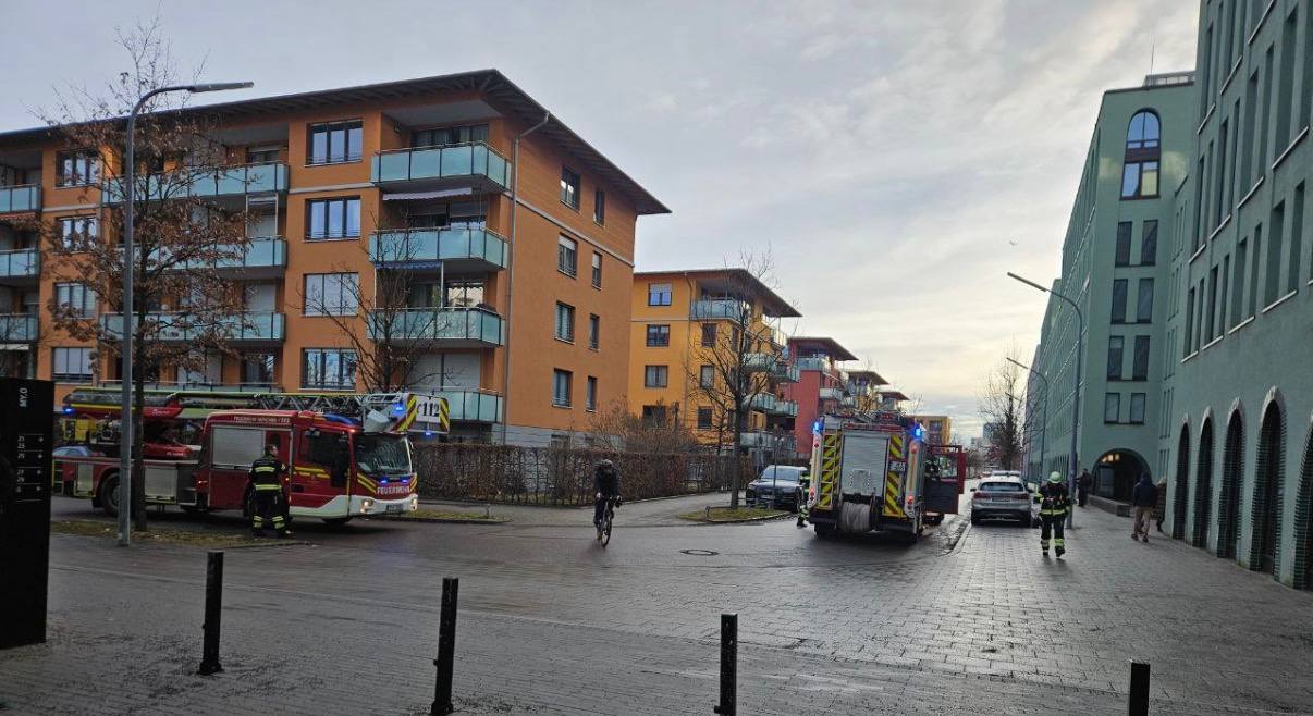 ИИ агент посоветовал не эвакуироваться при реальной пожарной тревоге История из офиса JetBrains стала вирусной после сообщения сотрудника о сработавшей сигнализации Согласно публикации в личные сообщения пришёл ответ от ИИ агента Glean тревога якобы плановая покидать рабочее место не требуется Фактически Сигнализация была реальной К зданию прибыли пожарные Сотрудников вывели на улицу ИИ выдал ложную интерпретацию события не имея подтверждённых данных о характере тревоги Факт автоматический ассистент вмешался в ситуацию связанную с безопасностью Вывод ИИ без прямой интеграции с проверенными источниками и протоколами может давать опасные рекомендации в критических сценариях