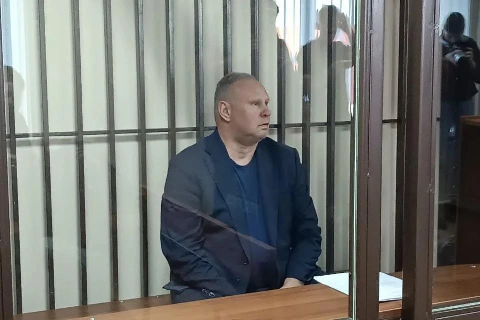 В Челябинской области суд оставил в СИЗО замглавы миндортранса Харченко  Адвокату не удалось добиться смены меры пресечения для первого замминистра дорожного хозяйства и транспорта Челябинской области Станислава Харченко. Чиновник останется в СИЗО минимум до 25 февраля.  Защитник пытался обжаловать предыдущее судебное решение о содержании замминистра под стражей. Он настаивал, что Харченко не сбежит и не будет мешать расследованию, если его переведут под домашний арест.  — Областной суд отклонил доводы апелляционной жалобы и постановление суда первой инстанции оставил без изменения, — рассказали в пресс-службе областной прокуратуры.  Станислава Харченко обвиняют в превышении полномочий, которое повлекло тяжкие последствия. Сотрудники ФСБ задержали замминистра в конце прошлого года.