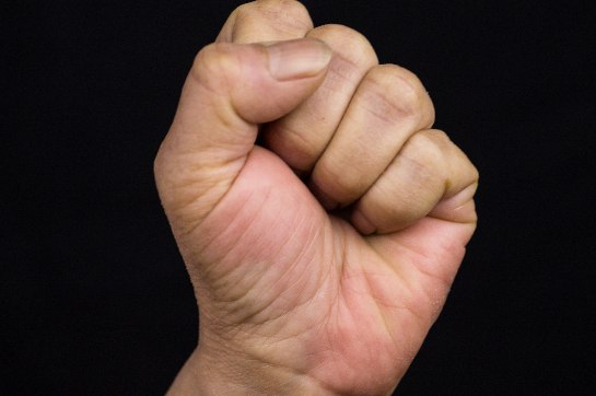 Пьяный амурчанин убил мать металлической раковиной ножом и стеклянной кружкой  Благовещенец осужден за убийство матери Его уголовное дело рассмотрел городской суд Страшное преступление произошло в областном центре на Калинина в ночь с 12 на 13 июля 2025 года во время пьяного застолья Как сообщили в пресс службе суда в ходе совместного распития спиртных напитков между обусжденным и его матерью возникла ссора из за того что женщина стала оскорблять сына Мужчина принялся избивать амурчанку Он избил потерпевшую кулаками нанес не менее одного удара стеклянной кружкой по голове два удара клинком ножа в область спины и совершил удушающий захват за шею Затем он взял тяжелую металлическую раковину и нанес ею не менее 20 ударов по голове и туловищу жертвы От полученных травм женщина скончалась на месте происшествия говорится в сообщении суда Суд признал жителя Благовещенска виновным в совершении преступления и приговорил к 13 годам лишения свободы Первые три года он проведет в тюрьме последующий срок в исправительной колонии особого режима