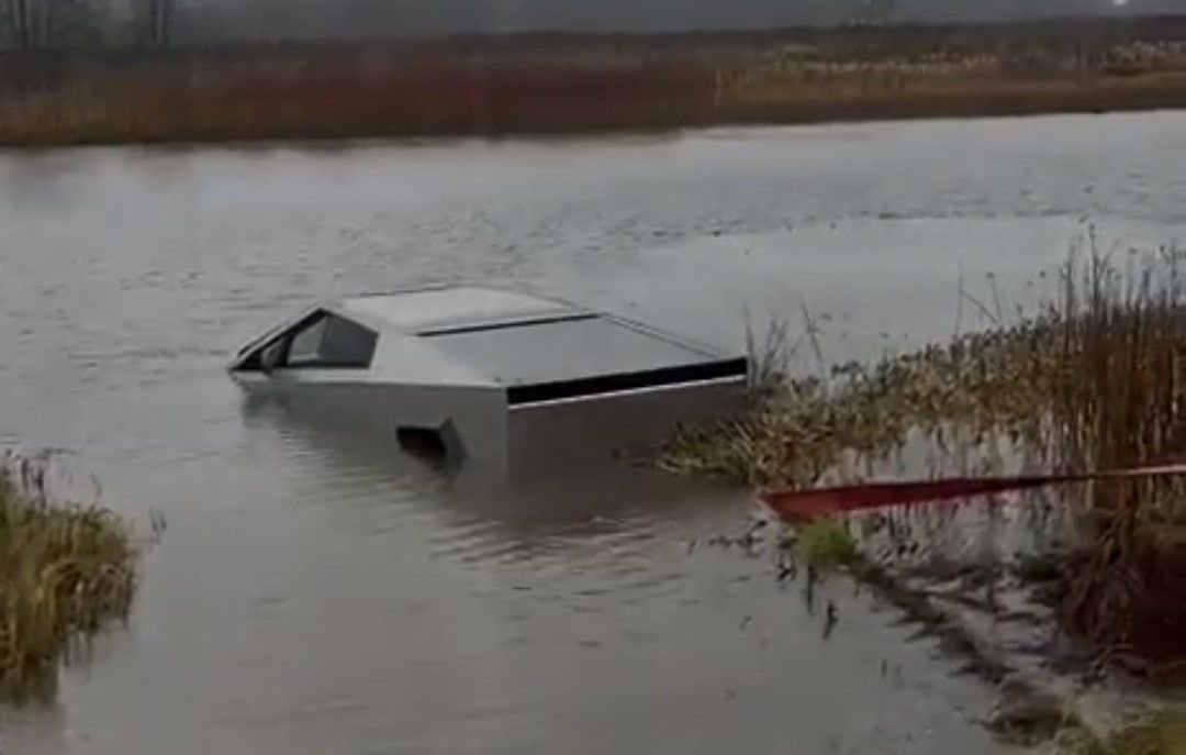 Кибертрак от Tesla вытянули из болота вчера вечером в Новой Москве Автомобиль вытащили на берег местные спасатели Никто сильно не пострадал Прислать информацию в канал Подписаться на новости Новой Москвы Новая Москва в Max