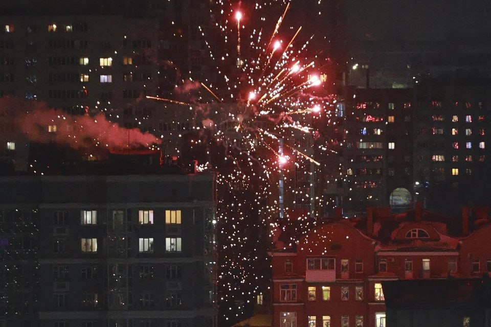 В Челябинске выбрали три площадки где будет разрешено запускать фейерверки Об этом сообщили на аппаратном совещании в мэрии Безопасность всех трех территорий подтвердили в МЧС Глава города Алексей Лошкин призвал челябинцев не устраивать салюты нигде кроме специальных площадок К сожалению стреляют где придется и в результате побитые окна возгорания травмированные люди посетовал мэр Адреса площадок в администрации Челябинска пообещали назвать позднее   Подписаться на chelkp Мы в MAX