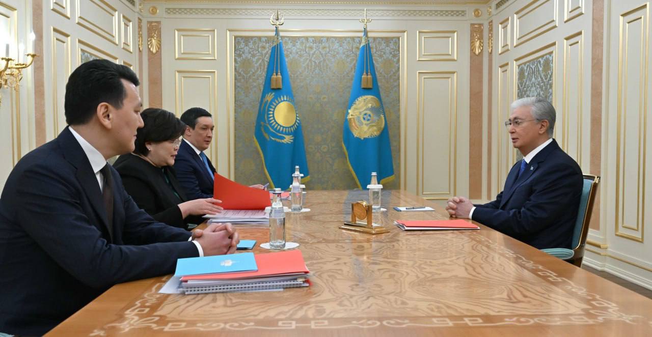 Конституционная комиссия представила Главе государства итоговый проект новой Конституции Президент Касым Жомарт Токаев принял председателя Конституционной комиссии председателя Конституционного суда Эльвиру Азимову заместителя председателя Конституционной комиссии Государственного советника Ерлана Карина и члена Конституционной комиссии Помощника Президента по правовым вопросам Ержана Жиенбаева Глава государства был проинформирован об итогах работы Комиссии над проектом новой Конституции страны Эльвира Азимова доложила что по результатам двенадцати заседаний Комиссией был разработан итоговый проект нового Основного закона Текст новой Конституции был подготовлен на основе инициативных предложений граждан и экспертного сообщества направляемых ими через порталы eGov и e Otinish с октября прошлого года Также в проекте учтены подходы выработанные в октябре январе Рабочей группой по Парламентской реформе Эльвира Азимова отметила что по итогам обсуждения Конституционная комиссия предложила вынести проект новой Конституции на всенародный референдум Президент Касым Жомарт Токаев отметил что Конституционной комиссией проделана масштабная и важная работа По мнению Главы государства положения новой Конституции знаменуют завершение процесса трансформации институциональной основы нашего государства и переход к совершенно новой конституционной модели Президент также подчеркнул что проект нового Основного закона не только отражает актуальные общественные ценности и принципы государственной политики но и закладывает долгосрочные основы дальнейшего прогрессивного развития Казахстана Касым Жомарт Токаев выразил благодарность членам Конституционной комиссии за проделанную работу и профессиональный подход Президент подчеркнул что обсуждение членами Комиссии проекта новой Конституции в прямом эфире продемонстрировало высокий уровень общественного диалога Кроме того Глава государства отметил активное участие в разработке и обсуждении проекта тысяч неравнодушных граждан что отвечает принципам Слышащего государства и позволяет говорит об истинно народном характере новой Конституции Касым Жомарт Токаев заявил что в ближайшее время подпишет Указ о проведении республиканского референдума по вопросу принятия новой Конституции t me aqorda resmi