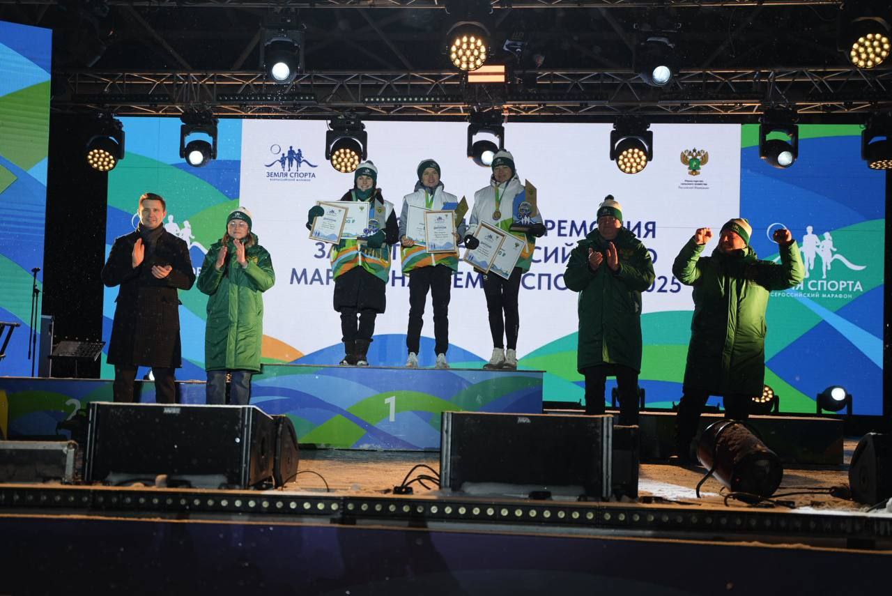Анастасия Ермолаева из Пензенской области стала победительницей кросса в Магнитогорске Она быстрее всех преодолела дистанцию в 2 км Второе место у представительницы Челябинской области Анастасии Ефремовой Бронза зимнего этапа досталась Елене Самигулиной также из Челябинской области Зимний этап марафона Земля спорта прошел в минувшие выходные в Магнитогорске Тридцать регионов участников новый абсолютный рекорд России и море незабываемых впечатлений Поздравляем всех участников и желаем новых спортивных достижений