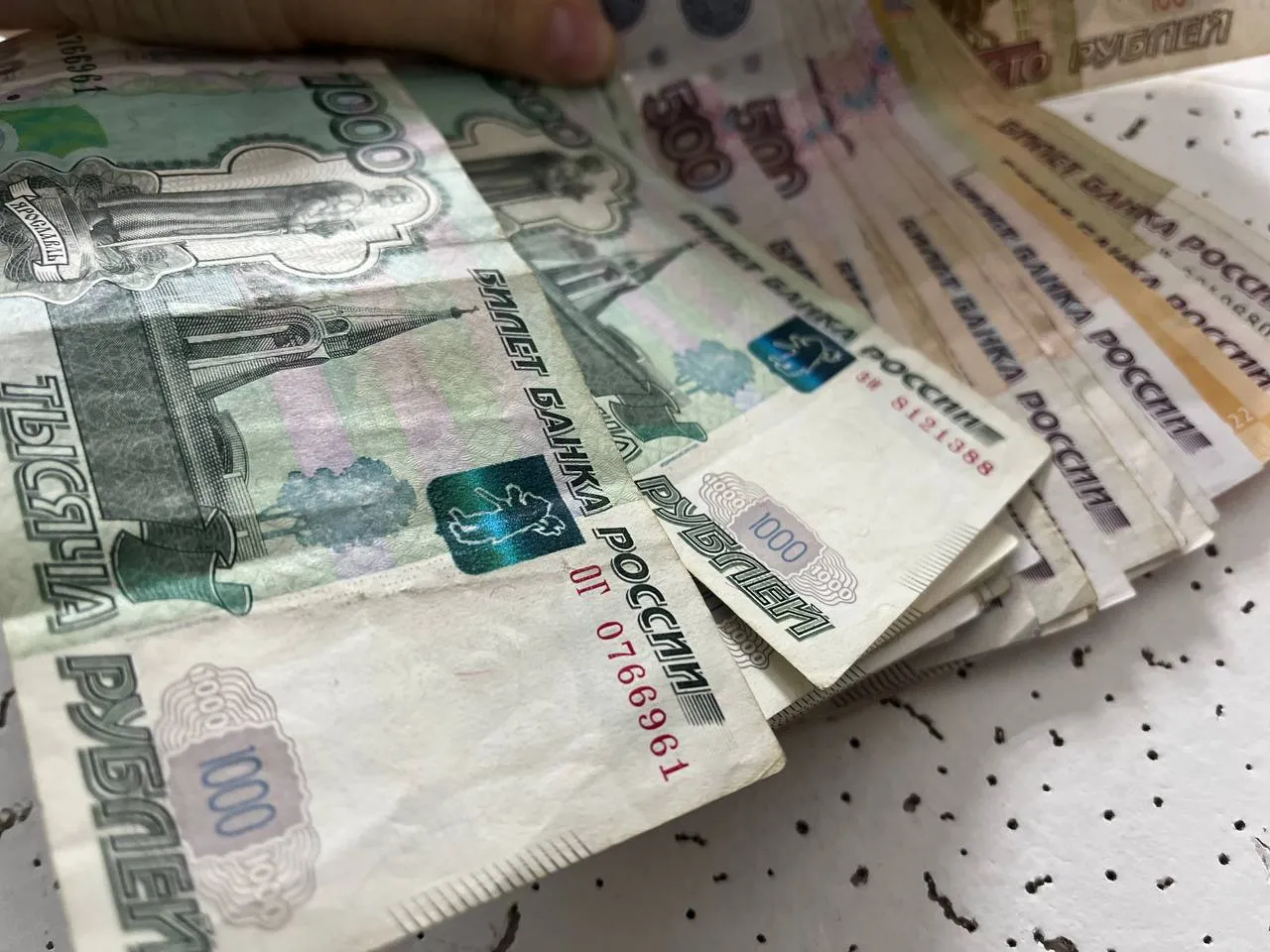 С начала текущего года поддержку от государства получили 1 475 жительниц Приамурья и ЕАО Региональное Отделение Соцфонда направило на пособия по беременности и родам внушительные средства Общая сумма выплат составила более 400 млн рублей Поддержка охватывает разные категории женщин включая работающих и студенток очной формы обучения Для тех кто официально трудоустроен размер пособия составляет 100 среднего заработка за последние два года За стандартный декретный отпуск в 140 дней мама может получить от 124 702 до 955 836 рублей Студентки и аспирантки также имеют право на финансовую помощь вне зависимости от того учатся они платно или на бюджете В этом случае сумма привязана к региональному прожиточному минимуму и выплачивается сразу за весь период В Хабаровском крае выплата составляет 117 534 рубля а в ЕАО 120 423 рубля Особое внимание уделяют женщинам потерявшим работу из за ликвидации предприятия или закрытия статуса индивидуального предпринимателя Чтобы получить средства необходимо в течение года после увольнения встать на учет в центре занятости Размер такой ежемесячной поддержки в текущем году равен 25 186 рублям в Хабаровском крае и 25 805 рублям в ЕАО Подпишись в MAX   Прислать новость