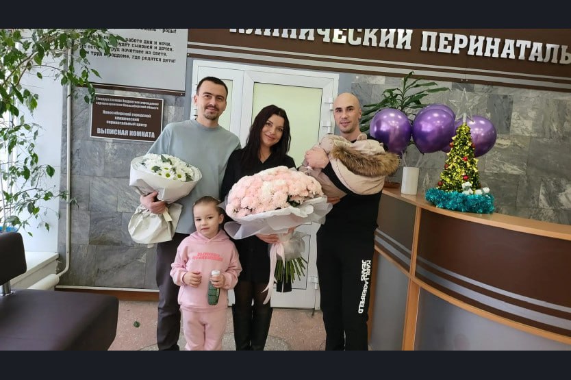 Первый ребёнок родился после бесплатного ЭКО в Новосибирске 34 летняя жительница Новосибирска стала мамой после экстракорпорального оплодотворения Это первый малыш появившийся на свет в государственном центре вспомогательных репродуктивных технологий Отделение заработало в феврале 2025 года Все услуги здесь предоставляют по полису ОМС Для семьи это второй ребёнок первая дочка родилась после программы ЭКО в 2020 году Процедуру в центре ВРТ сибирячке провели девять месяцев назад Всё это время она наблюдалась в КЦОЗСиР 2 декабря 2025 года с помощью кесарева сечения родилась девочка весом 3400 граммов и ростом 52 см Опытные и профессиональные врачи сумели выбрать и перенести женщине лучший для неё эмбрион Роды приняли в Городском перинатальном центре Новосибирска Мама с малышкой которую назвали Таисией чувствуют себя хорошо Мы с коллегами ждали этого события пожалуй не меньше чем сами родители девочки Ведь это первый результат работы нашего центра и доказательство что всё возможно если верить в чудо и довериться профессионалам которые помогли этому чуду случиться говорит главный врач КЦОЗСиР Анна Вятчинина Фото пресс служба ГБУЗ НСО КЦОЗСиР Подписаться на канал