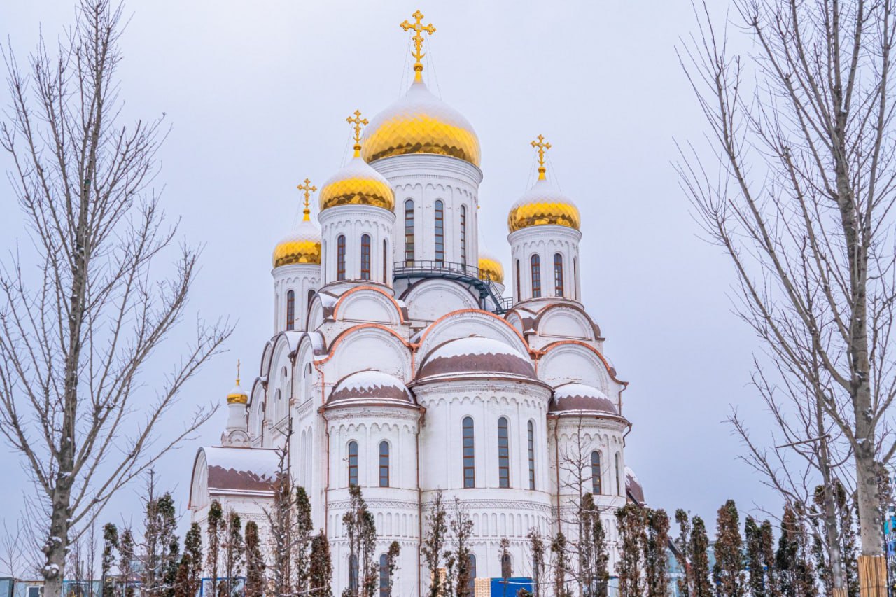 Главный храм строителей России открыли в Москве Он расположен на границах районов Останкино, Отрадное и Свиблово. Вмещает более тысячи человек, рассказал депутат Госдумы Владимир Ресин. Открыли храм Успения Пресвятой Богородицы на Березовой аллее вчера, 10 августа — это подарок ко Дню строителя. Фото: ГК «Мосинжпроект» Движение.ру