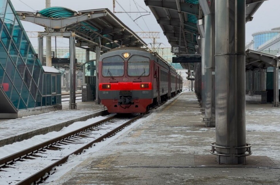 Прямую электричку между ДНР и Ростовской областью планируют запустить во II квартале Речь идет об электричке между Иловайском и Ростовом на Дону которую после отработки технического регламента обещают продлить до Донецка С 1 января пригородным ж д сообщением в Донбассе и Новороссии занимается единый перевозчик который заработал на базе Донецкой железной дороги О планах работы компании рассказал министр транспорта ДНР Александр Бондаренко Читать полностью Фото Минтранс ДНР  Подпишись на нас в MAX