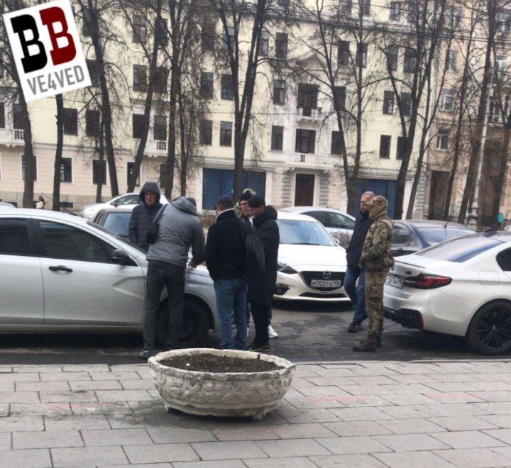 На улице в Екатеринбурге задержали мужчин, предположительно, связанных с обналом  В операции, прошедшей на проспекте Ленина в районе пересечения с улицей Генеральской, по данным источника  , участвовали отдел по борьбе с экономическими преступлениями МВД при поддержке СОБР Росгвардии. Всего было задержано три человека, передвигавшихся на BMW X5. По данным Ura.ru, всех их этапируют в Москву.