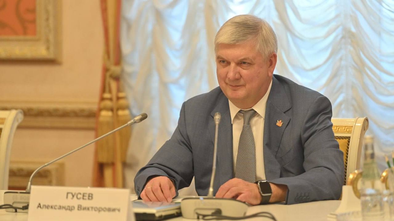 Александр Гусев попал в базу сайта «Миротворец»   Причиной стало его содействие ВС РФ, якобы участие в попытках покушения на суверенитет Украины и «контрабанда товаров на территорию новых субъектов РФ».  Также к губернатору, говорится на сайте, есть претензии от прокуратуры Украины – главу региона обвиняют в финансировании действий, которые представляют угрозу нацбезопасности.    – ресурс признан экстремистским и запрещён на территории РФ.